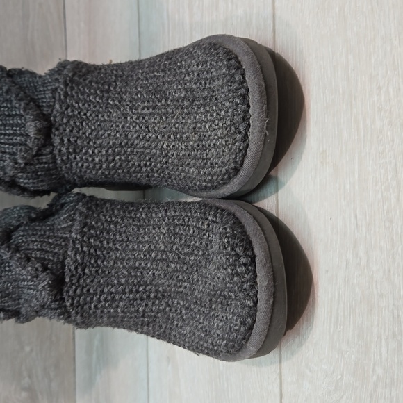 Ugg Australia Women 5879 Cardigan sweater boots shoes sz 7 - Picture 3 of 12